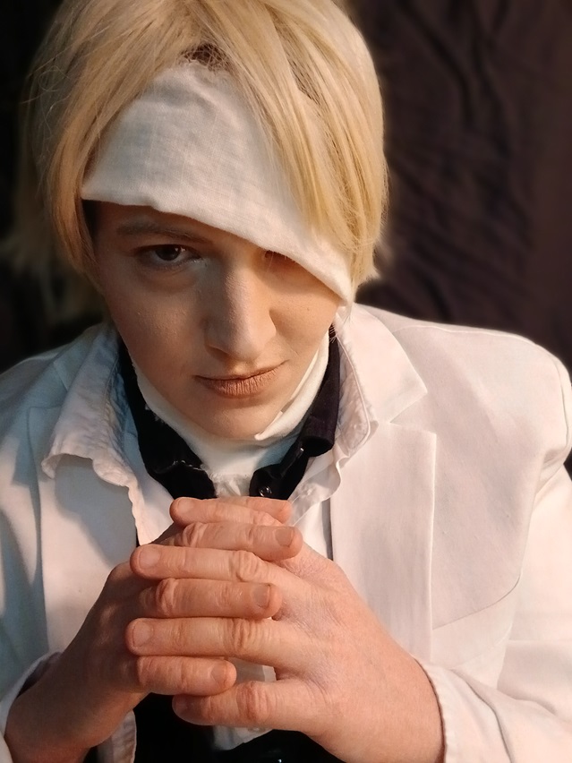 Image: Another photo of the site owner as Rufus, with folded hands and a confident expression